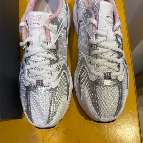 Women’s new balances size 5  brand new come with everything - Picture 2 of 4